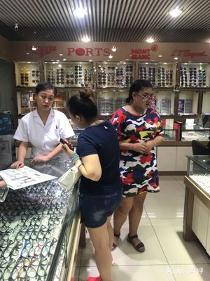 名镜佳视眼镜店 专业配镜，清晰视界的不二之选